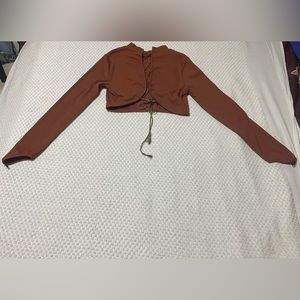 Este blusa es nueva y muy moderna.